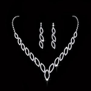 Détails de l'ensemble collier de mariée et boucles d'oreilles sertis de cristaux