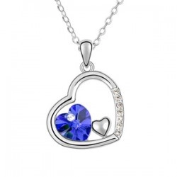 Détail du pendentif cœur avec cristal bleu et zircons sur chaîne en argent