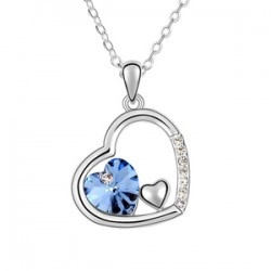 Détail du collier coeur en argent avec cristal bleu et petites pierres pavées