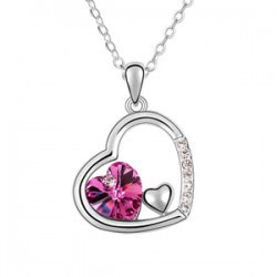 Vue détaillée du pendentif double cœur ajouré avec cristal rose et diamants blancs