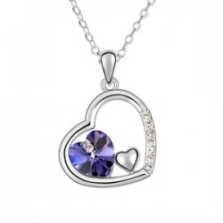 Gros plan du pendentif coeur argenté avec cristal violet et diamants blancs étincelants