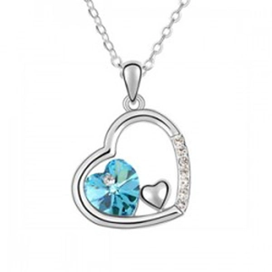 Détail d'un collier avec pendentif cœur en cristal bleu ciel et petits accents de cœur argent