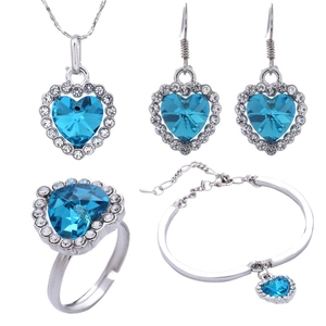 Blauwe hart kristal sieradenset inclusief ketting, oorbellen, ring en armband