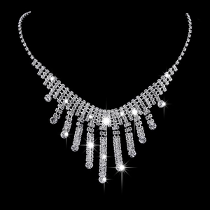 Elegante conjunto de joyas de novia en plata con collar de flecos de pedrería para bodas