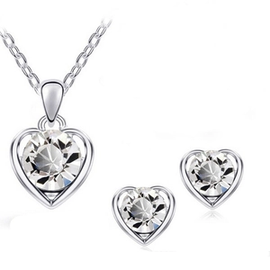 Elegantes Set aus Herzkette und Ohrsteckern in Silber mit klaren Kristallsteinen