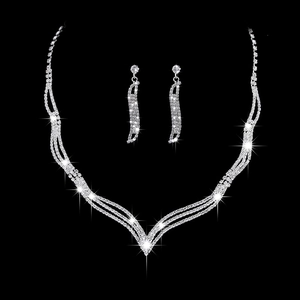Detailansicht des Brautschmuck-Sets mit V-förmiger Strasskette und passenden Ohrringen