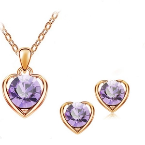 Detail von Roségold Herz-Schmuckset mit lila Rundschliff-Kristallanhänger und Ohrsteckern