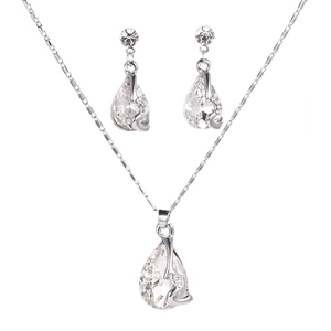 Elegante zilverkleurige sieradenset met waterdruppel edelstenen en kristallen
