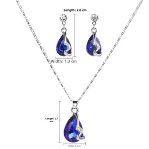 Detailweergave van de sieradenset met druppelvormige blauwe edelstenen en zilver metaal