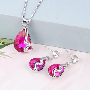 Detail van de zilveren ketting met fuchsia druppelstenen en witte zirkonia steentjes