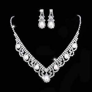 Elegante set di gioielli da sposa in argento con collana a V, perle e cristalli