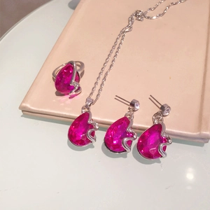 Detailopname van de roze traanvormige edelsteen sieradenset met ketting en ring