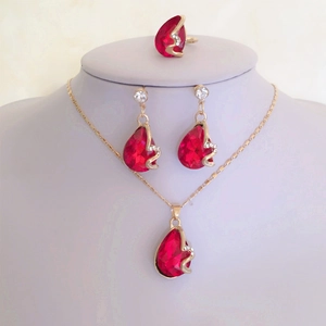 Detail van rode druppelvormige sieradenset met ketting en oorbellen op een buste