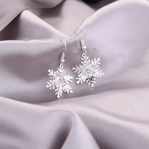 Funkelnde Strass-Schneeflocken-Ohrringe auf Seide für einen festlichen Look