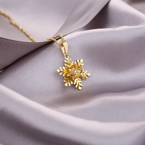 Elegantes Goldene Schneeflocke Halsketten-Set mit Zirkon auf weichem Seidenstoff