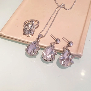 Detail van zilveren sieradenset met druppelvormig kristal ketting ring en oorbellen