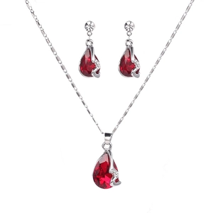 Elegante zilveren ketting en oorbellen set met rode druppelkristallen en kleine zirkoon