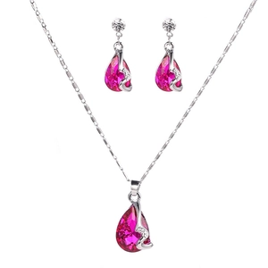 Elegante zilverkleurige sieradenset met druppelvormige magenta kristallen en pavé