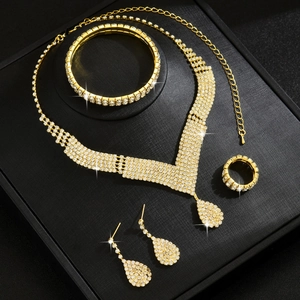 Luxuriöses Brautschmuck-Set mit goldenen Halsketten, Armbändern, Ohrringen und Ringen mit Strass