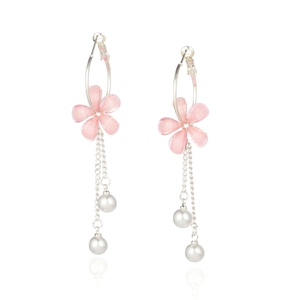 Boucles d'oreilles longues à fleurs argentées avec pétales roses et perles blanches