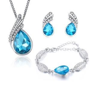 Aqua blauwe kristallen sieradenset met waterdruppel hangers in zilveren kleur