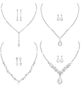 Detailweergave van zilverkleurige klauwketting en oorbellen sets met fonkelende strassteentjes