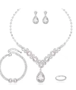 Detailopname van zilverkleurige bruidssieradenset met V-vormige ketting en druppelkristallen