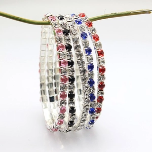 Elastische choker halskettingen met strass in vijf kleuren op een displaystand