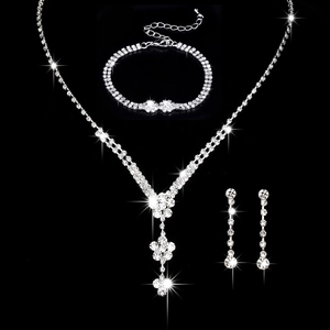 Detalle del conjunto de joyas nupciales de plata con cristales brillantes para bodas