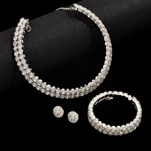 Luxuriöses Brautschmuckset in Silber mit dreireihiger Kristallkette Armband und Ohrringen