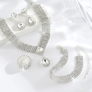 Parure de bijoux luxueuse avec collier, boucles d'oreilles, bracelet et bague en strass