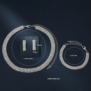 Dettaglio del set di gioielli da sposa argento con collana di strass a quattro file