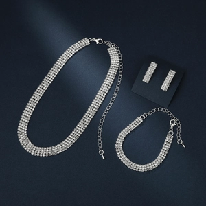 Parure di gioielli scintillanti a quattro file di strass con collana e bracciale