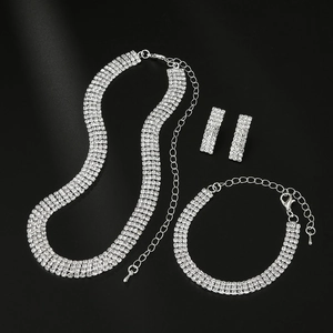 Elegante set di gioielli con strass a quattro file con collana e orecchini pendenti