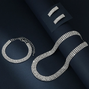 Set elegante con collana a cinque file di strass bracciale e orecchini in argento