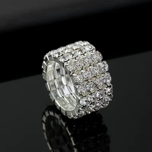 Detalle de múltiples filas de brillantes cristales de strass en banda de metal plateado