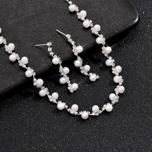 Vista dettagliata del set di gioielli da sposa argento con perle e strass luccicanti