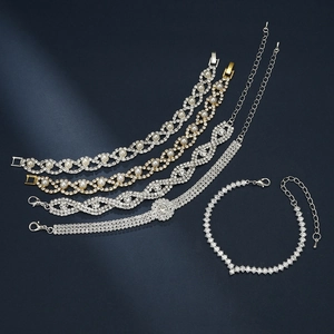 Élégant ensemble de 5 bracelets dorés avec perles blanches, symboles infini et cristaux