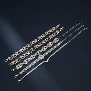 Ensemble de 5 bracelets avec perles et strass aux finitions argentées et dorées chic