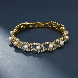 Bracelet élégant en perles dorées avec strass étincelants sur fond bleu luxe