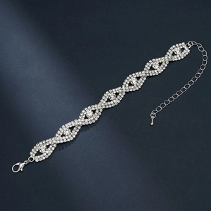 Vue détaillée du bracelet infini en argent avec diamants pavés et fermoir homard
