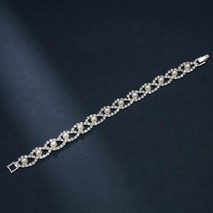Vue détaillée d'un bracelet argenté avec perles centrales et pavage de cristaux brillants