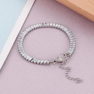 Pulsera tennis plateada con circonitas de corte rectangular y cierre de mosquetón