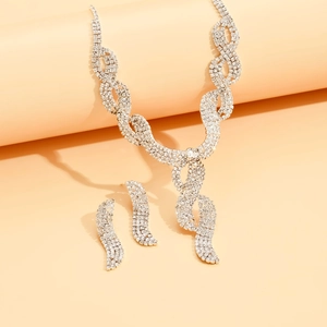 Elegante zilverkleurige ketting en oorbellen set met zirkonia op perzikkleurige display