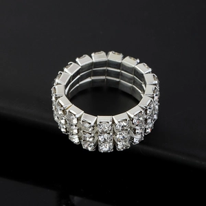 Detalle de un anillo elástico de tres filas con diamantes de imitación brillantes