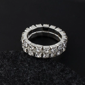 Vista macro del anillo elástico de doble fila de strass con base de metal plateado