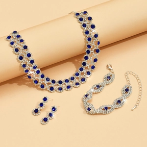 Dettaglio di set gioielli da sposa in argento con gemme blu navy e strass luccicanti