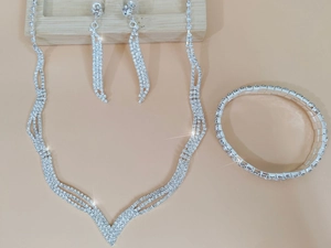 Vista dettagliata del set gioielli in strass argento con collana a V e orecchini a frangia