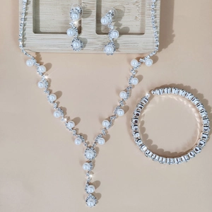 Elegante set di gioielli con collana argento, orecchini di perle e bracciale strass