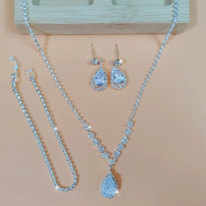 Set di gioielli in argento con pendenti a goccia, perle e strass per collana e bracciale